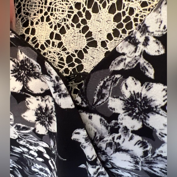 White House Black Market Matte Jersey Floral Surplice Blouse size XS - Picture 9 of 13